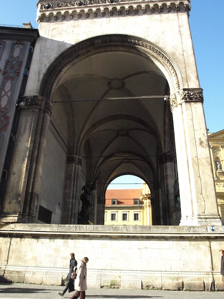 A martyrs’ monument stood at footpath level below the arch here. 