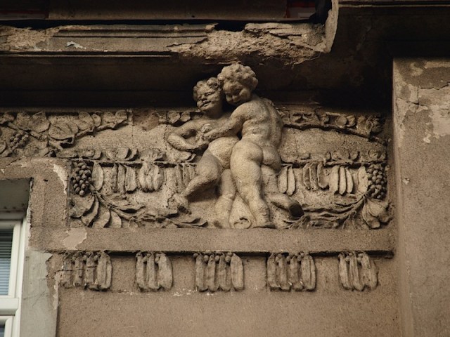 A spot of hanky panky up high in the fruit market. 