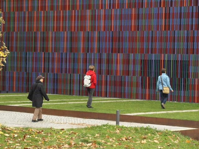 The three girls heading for the amazing museum building. 