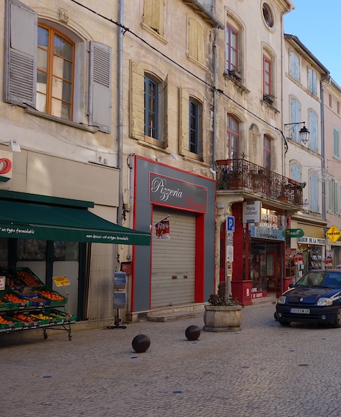 Keeping cars in their rightful place in towns like Tarascon is a challenge. It’s done by placing steel spheres (sump punchers) into the roadway/footpath. 