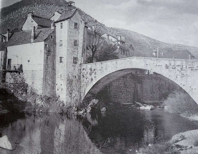 Old photograph of the bridge over the Tarn River. From Travels With a Donkey. 
