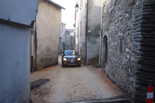 Narrow way in and out from the hotel. 