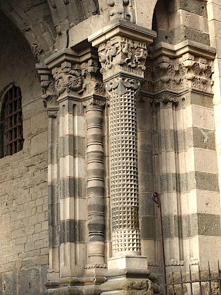 The ‘merveilleux’ multiple circular arch over the entrance to Cathédrale Notre-Dame du Puy. 