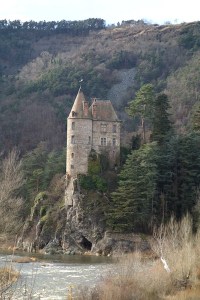 A well-built chateau. I was wondering if there was a vertical shaft from within the chateau down into the cave. 