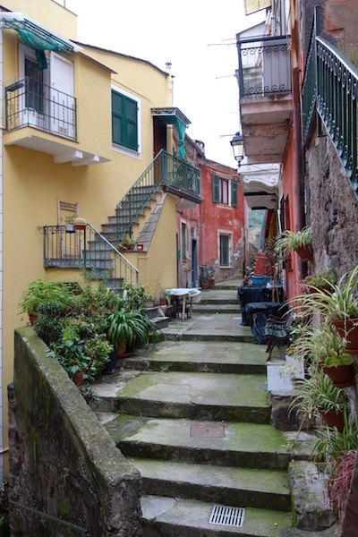 Alleyway in Monterosso. 
