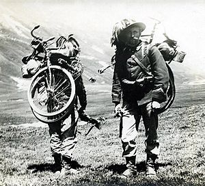 Front and back view of Italian soldiers during WW1 (1917) with folding bicycles strapped to their backs. Image from Wikipedia. 