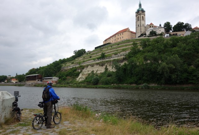 At the point where the Horin Canal enters the Elbe River. 