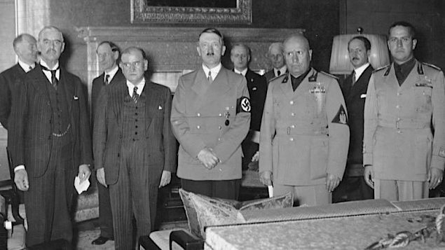 From left to right : Chamberlain, Daladier, Hitler, Mussolini and Ciano before signing the agreement which gave Sudutenland to Germany. (photo credit: German Federal Archives/Wikipedia). 