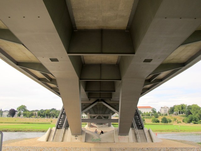 The simple box section design is such a contrast to Baroque Dresden. 