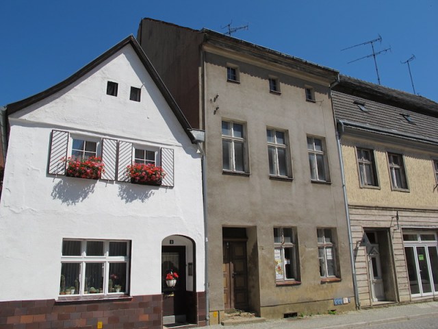 The house in the middle wears its communist coat. 