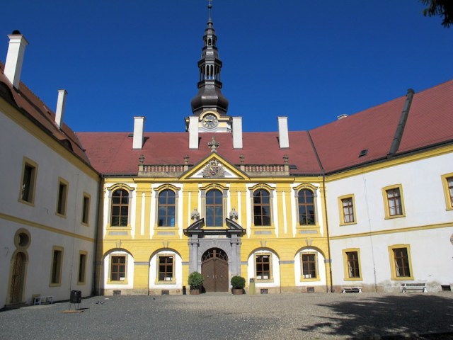 Main entrance to the castle. What a day, look at the sky!