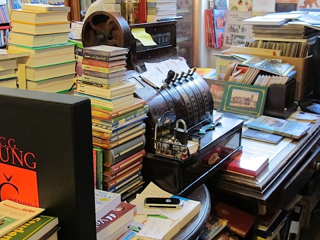 The old cash register which worked. 