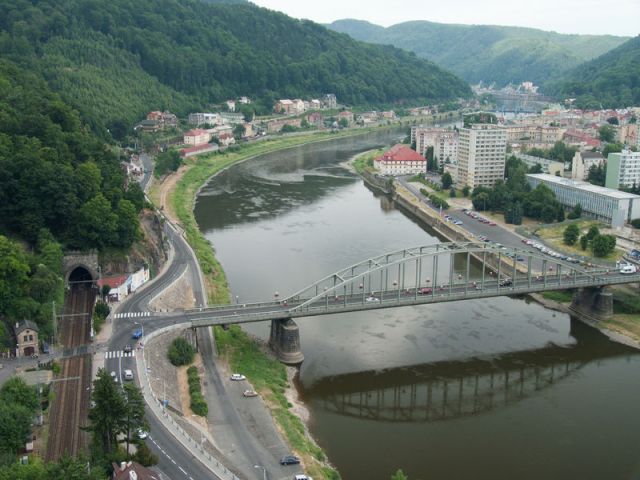 River Elbe and looking down stream. The bike path runs along the edge of the road on the left hand side. Decin town on right. Image by Jitka Erbendua via Wikipedia.