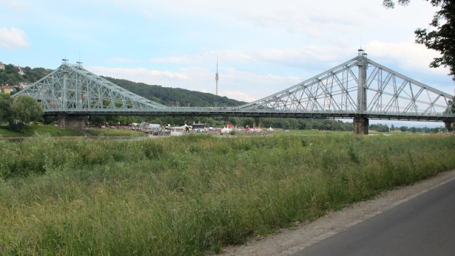 The Blue Bridge or Blue Wonder. Note, no piers in the middle of the river. 