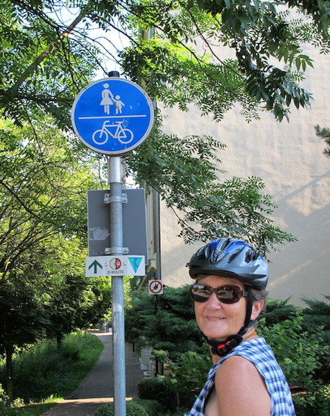 An easily missed start of the D12 bike path to Eisenhuttenstadt. 