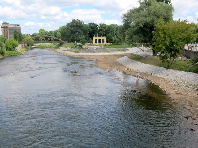 The border of Germany and Poland, looking downstream (north). Germany is on the left bank and Poland on the right. The arches are standing on Theatre Island. 