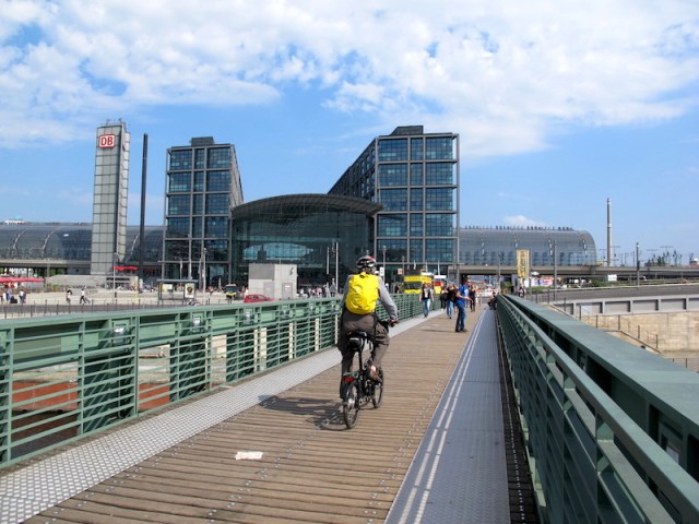 A designated bike/predestrian path, a pleasure to ride on. The glass clad building in the distance is the Berlin Hauptbahnhof (Main Station). 