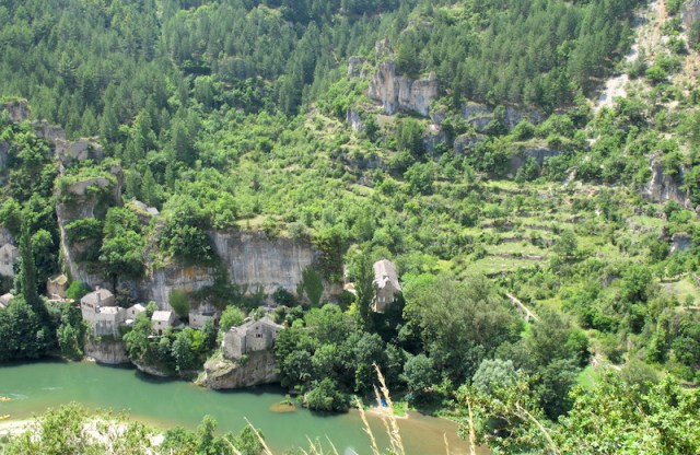 Well camouflaged houses along the Tarn. 