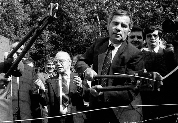 Gyula Horn (1932-2013) of Hungary with bolt cutters and Alois Mock of Austria cut the barbed wire on their borders on June 27,1989. Photograph by Karoly Matusz/ MTI, via associated press. Part of a story by Douglas Martin for Daily Mail 2013.