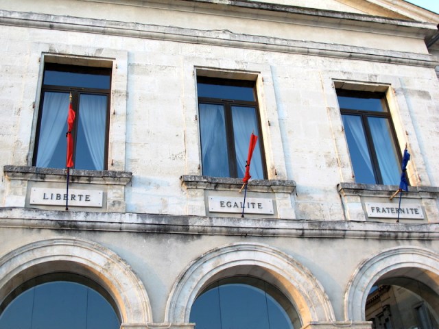 The French motto on the front of the town hall. 