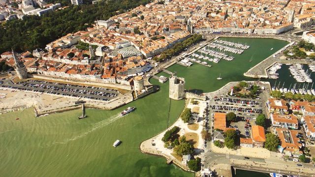 Old Harbour La Rochelle. The beach on the left is shown in the following image. Image credit:Mister Brown via Wikipedia. 