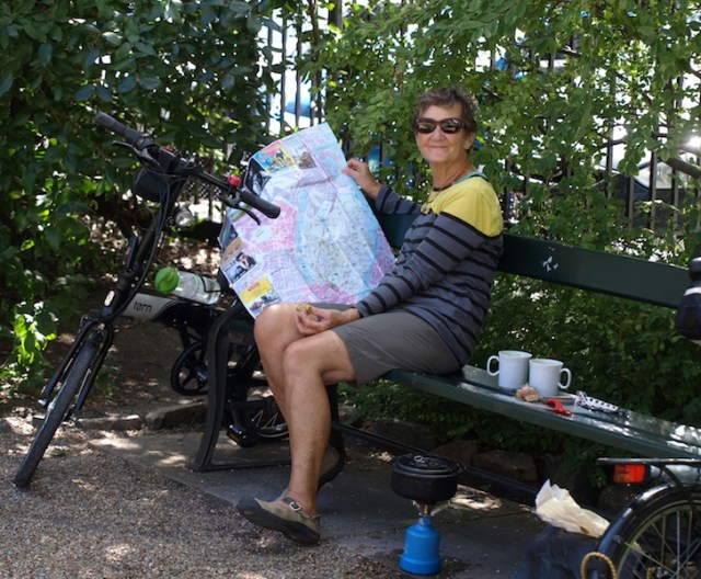 Lunch near the Thinker. 