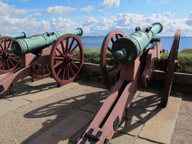 ‘Pay up or you go to the bottom’, these cannons are saying. 