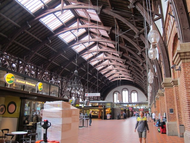 Bev giving the Copenhagen concourse arches the once over. 