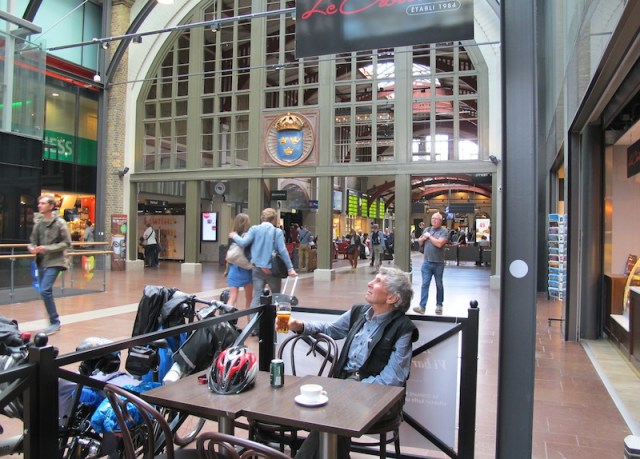 Waiting in a café and studying the arches in the Gothenburg railway station. 