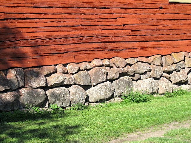 Amazing attention to detail. I imagine a small hand adze was used to shape the footer plate. 