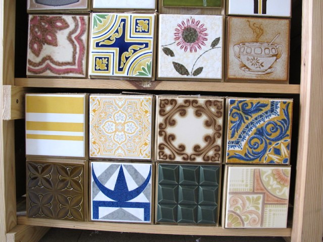  The tiles shown here are actually glued to the end of a box containing more of the same design. 