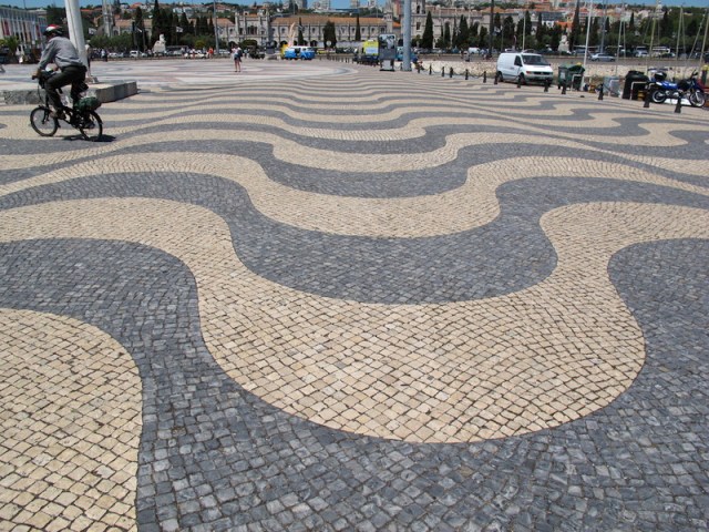 These setts are not as smooth as the footpath setts because they are in a low pedestrian traffic area, maybe in a hundred years they will be smooth. The curved pattern creates an illusion that the path is raised in the middle.