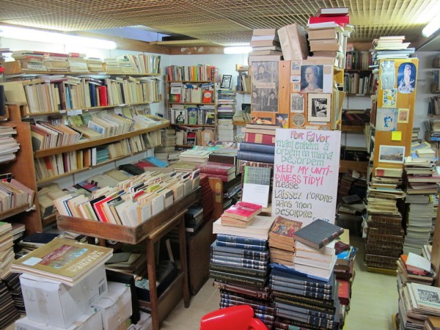 Inside Livraria Galileu. 