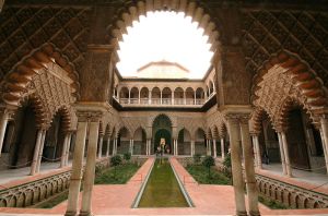 Mudejar style courtyard inside the AIcazar. Image credit: File uploaded to Wikipedia by Bot (Magnus Manske). 
