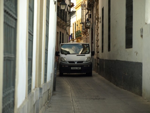 Donkey cart lane in Cordoba. What do you do when on your bike you come face to face with a van like this: you pick up your bike and huddle in a doorway. 