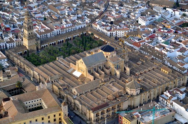 Aerial view of the Mezquita-Catedral. To fully appreciate the size and grandeur of the cathedral one needs to get a bird’s eye view. Image credit: Toni Hameryko. Uploaded to Wikipedia by Hameryko. 