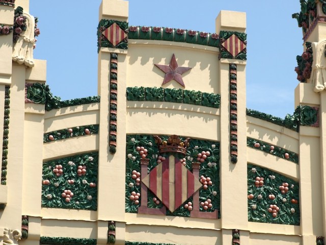 Valencia Railway station parapet. Note the striped pallet, the Valencia oranges once again and the five pointed star set in the false arch. 