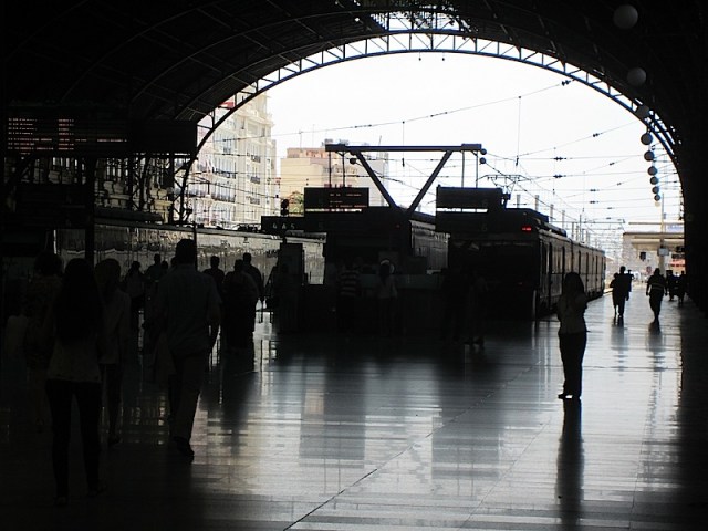 Steel arches over the Valencia railway platforms. 