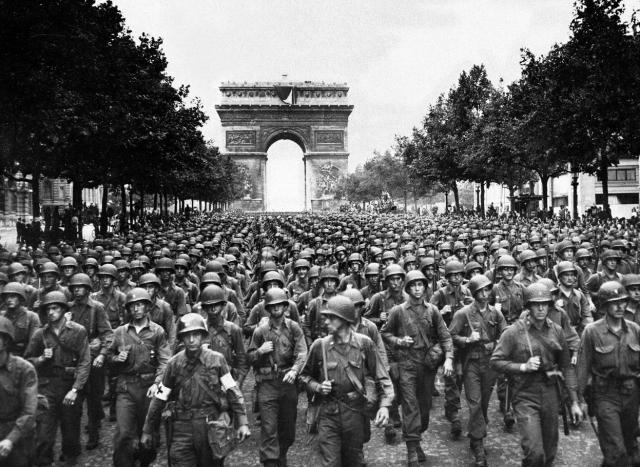 US 28th Division march along the Champs-Elysees August 1944. Image credit: In the public domain and from www.2db.com 