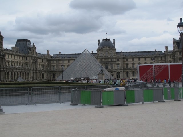 Barriers to control crowds at the Louvre Museum precinct have spoilt the aesthetics of this famous landmark.