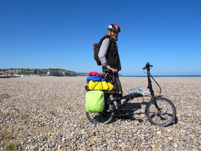 The shingle beach in Dieppe, an impossible terrain to move over with a bike. 