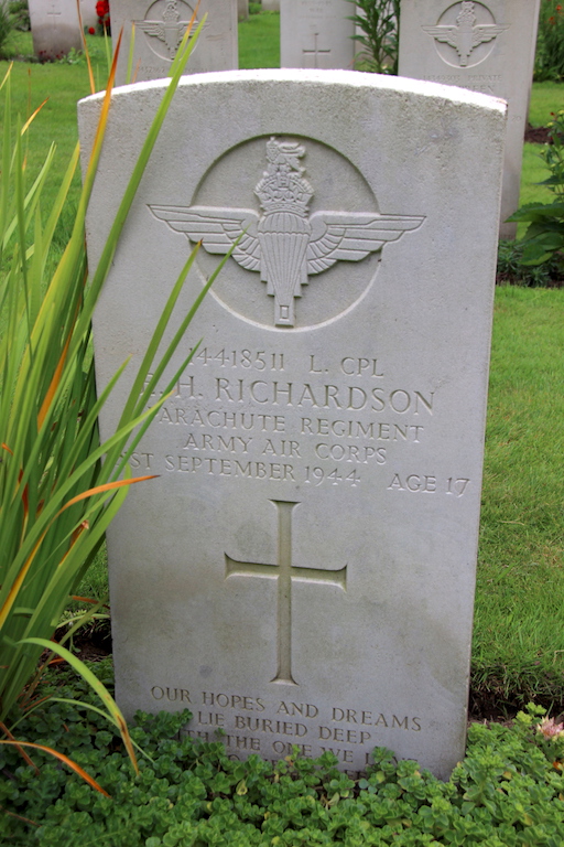 33 Headstone Arnhem War Cemetery